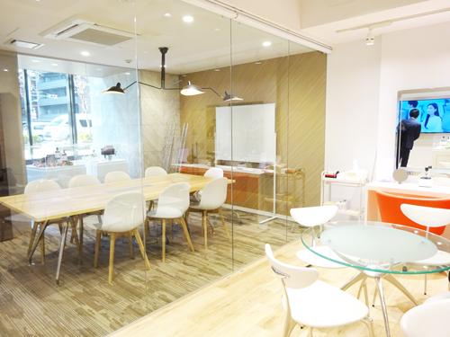 本社サロンのようす